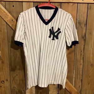 Women’s New York Yankees Size M shirt.